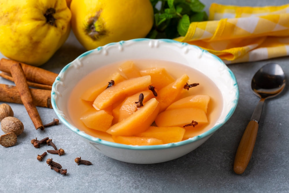 Servire compot de gutui