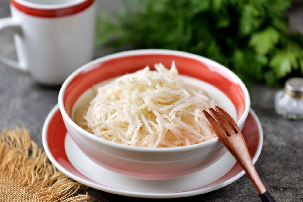 Bol cu salata de ridiche neagra