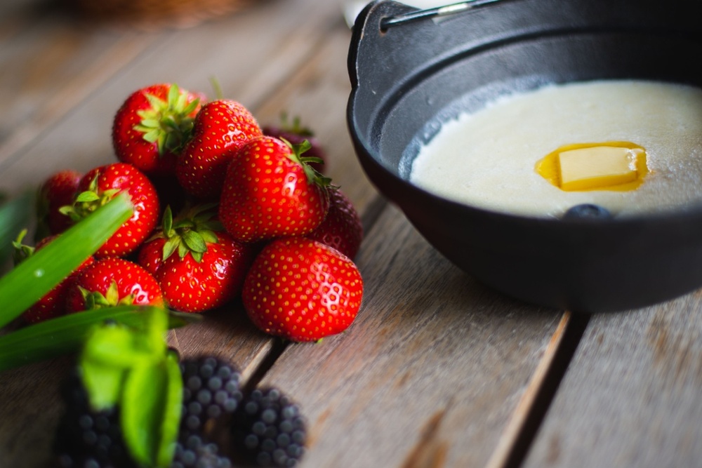 Ingrediente pentru mamaliga cu capsuni si smantana