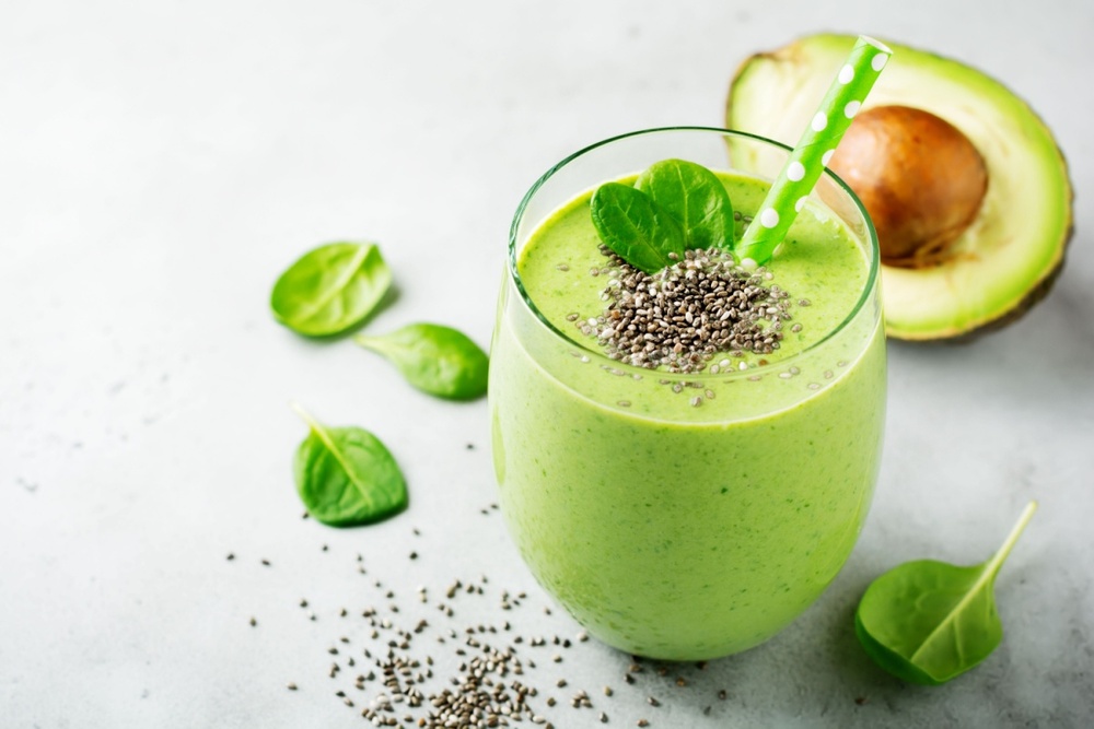 Pahar cu smoothie cu spanac si avocado