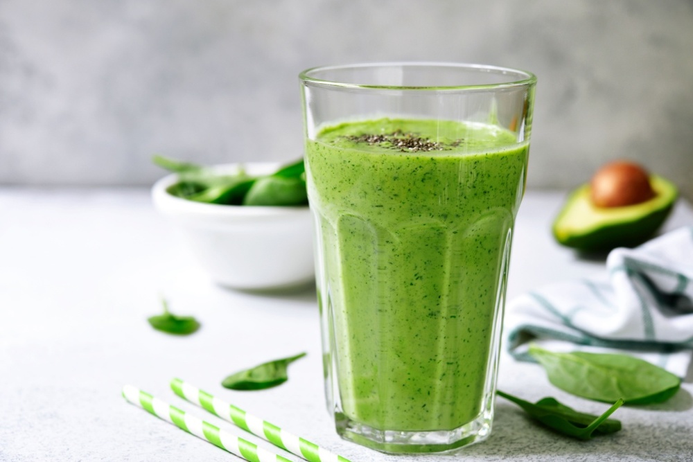 Pahar de smoothie verde cu spanac