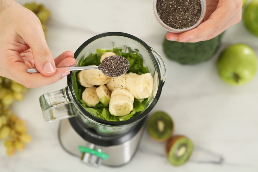 Preparare smoothie verde cu banana si seminte de chia