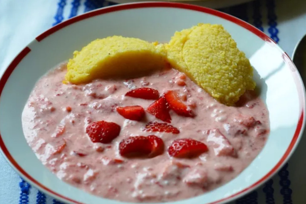 Reteta de capsuni cu smantana si mamaliguta