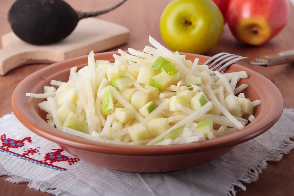 Salata de ridiche neagra cu mar in farfurie adanca