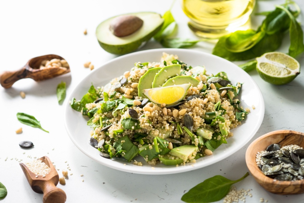 Salata de spanac cu quinoa si avocado cu muguri de pin