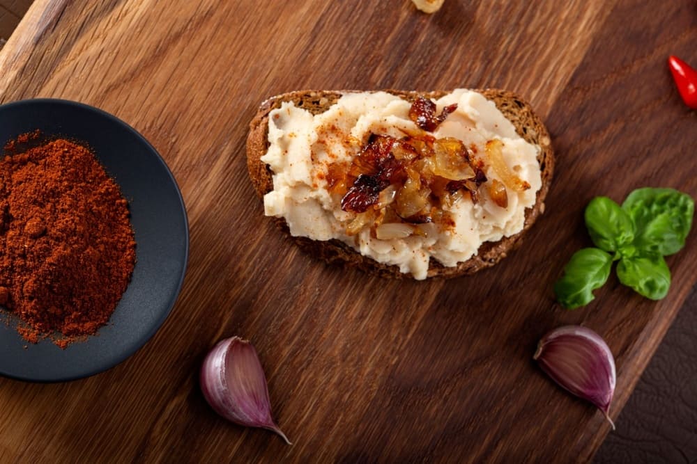 Servire fasole cu sos de ceapa