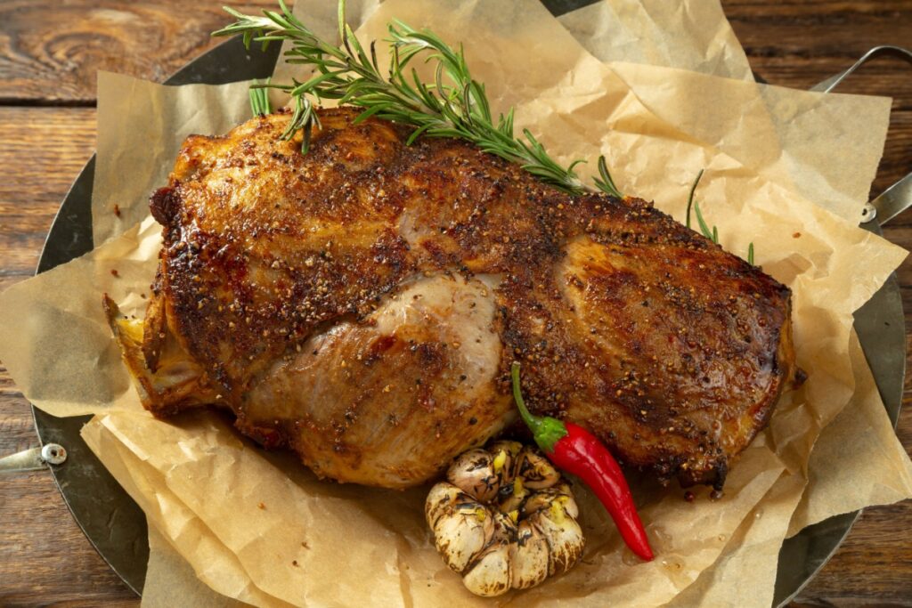  miel umplut la cuptor pe farfurie pe o masa din lemn 