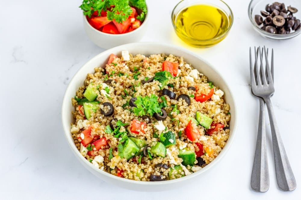 Bol cu salata de quinoa si legume