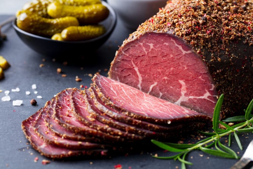 Pastrama de oaie feliata, cu condimente si ierburi aromatice