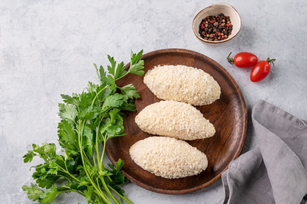 Piept de pui Kiev negatite pe platou din lemn