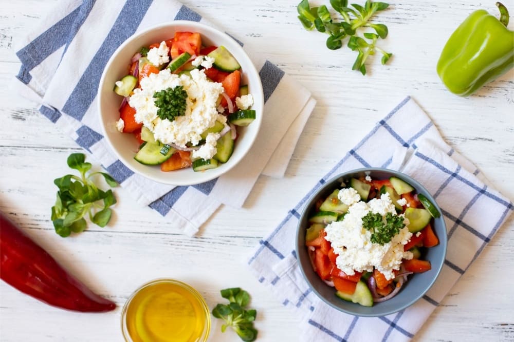 Salata bulgareasca traditionala in boluri pe prosoape de bucatarie