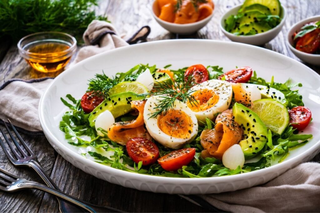 Salata cu somon afumat, oua fierte, avocado si legume cu frunze verzi