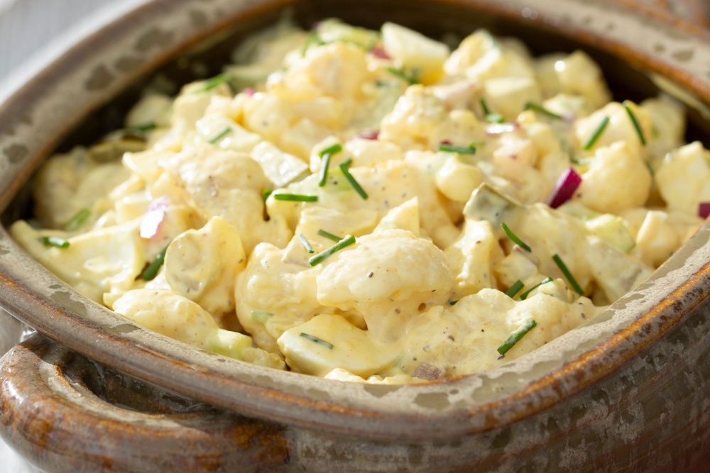 Salata de conopida cu maioneza in bol ceramic traditional