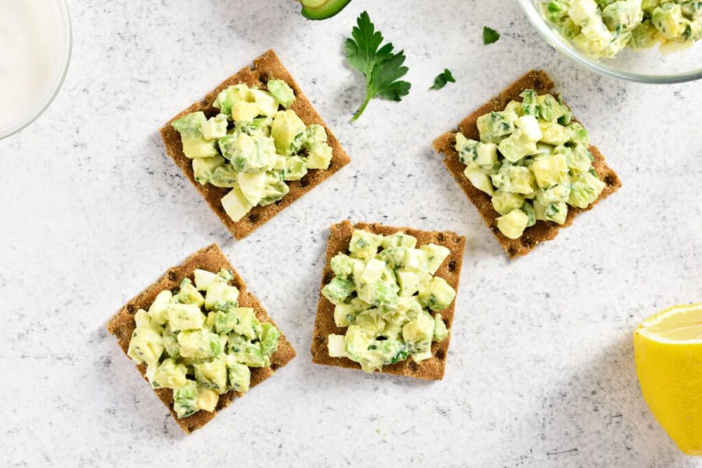 Salata de ou cu avocado si iaurt servita pe crackers