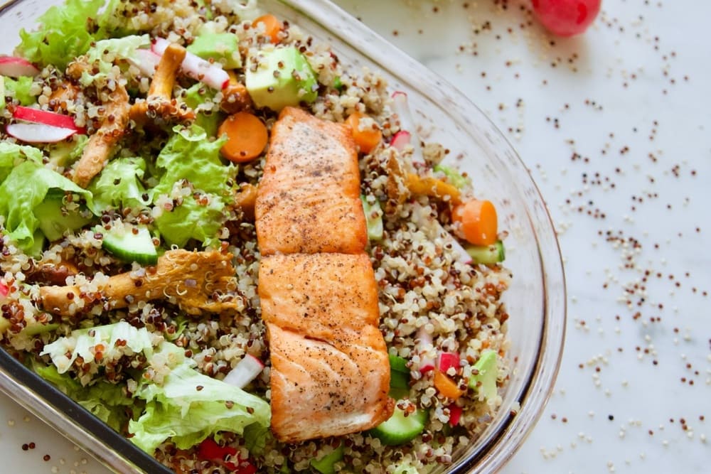 Salata de quinoa cu somon la gratar in vas de yena