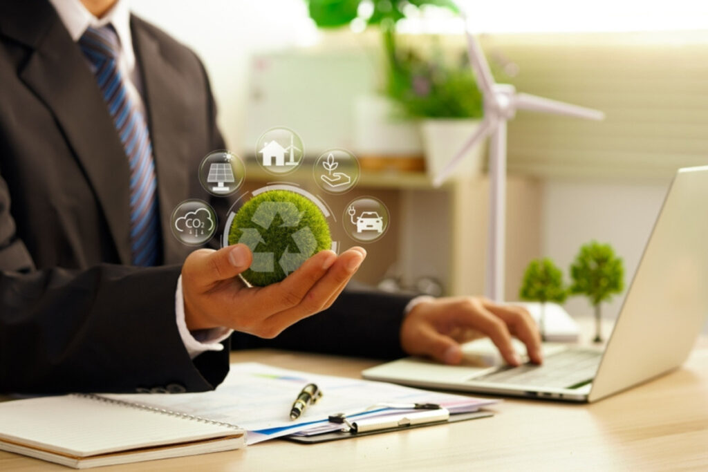 Barbat la birou care prezinta conceptul reciclarii in companie