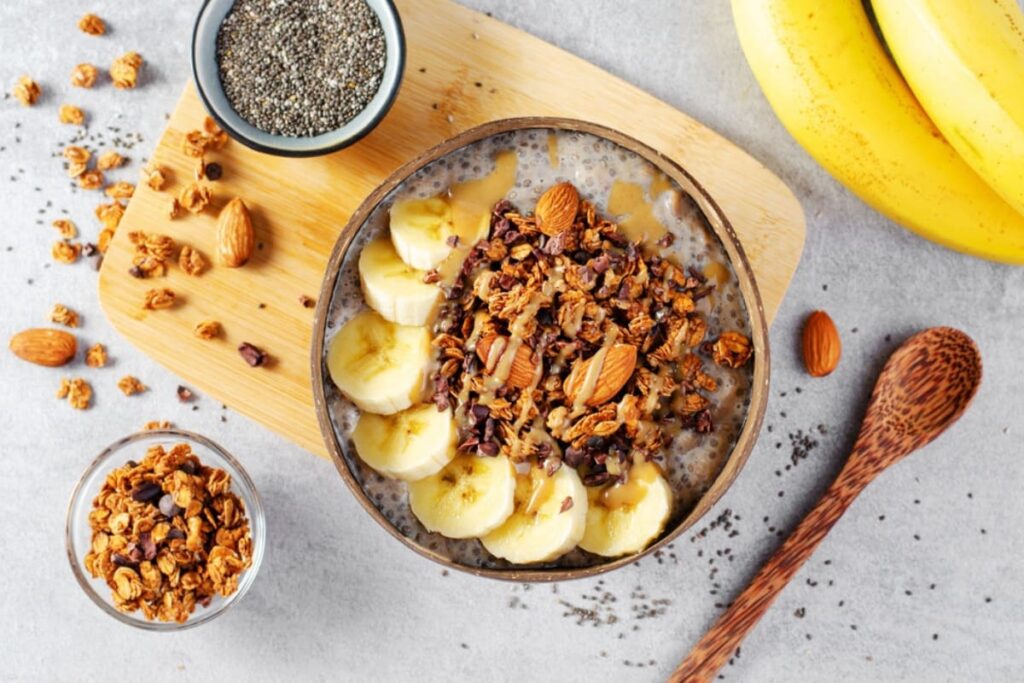 Bol cu budinca de chia, granola, migdale si banana