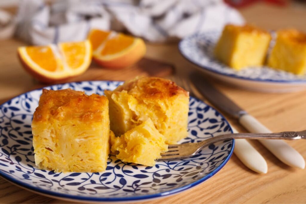 Bucata de portokalopita pe farfurie ceramica