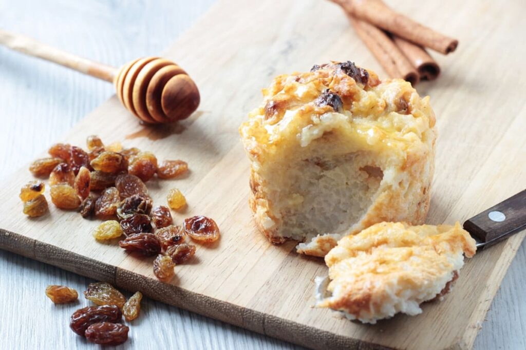 Budinca de orez cu lapte si stafide pe tocator din lemn