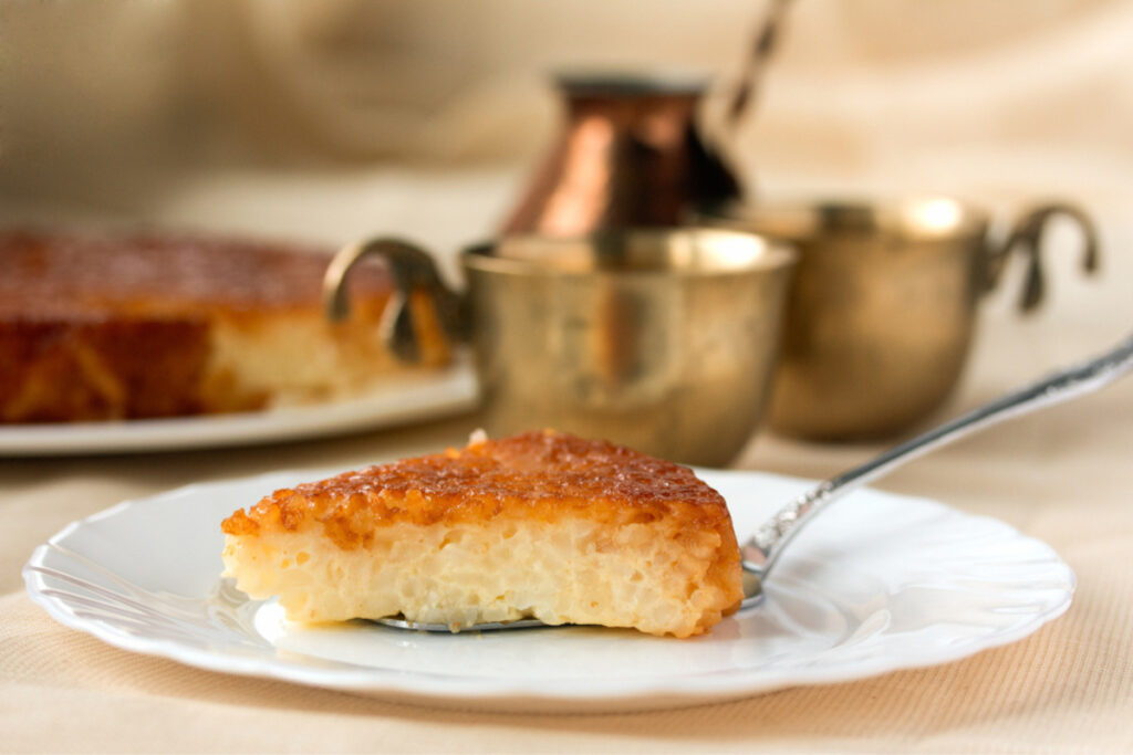 Budinca de orez cu lapte traditionala pe farfurie