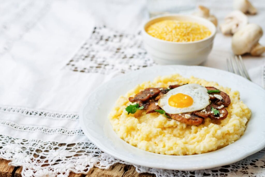 Bulz la cuptor reinterpretat cu ou si ciuperci in farfurie alba