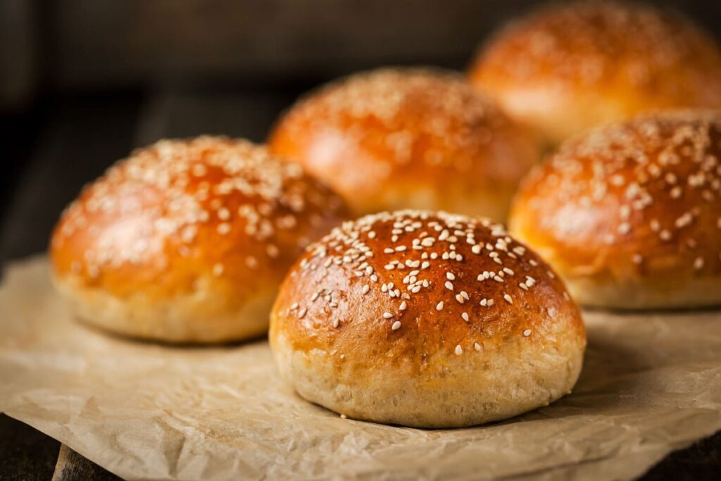 Chifle de burger de casa cu susan pe hartie de copt