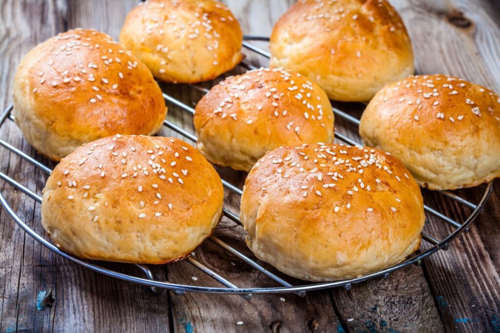 Chifle de burger pufoase facute in casa pe gratar