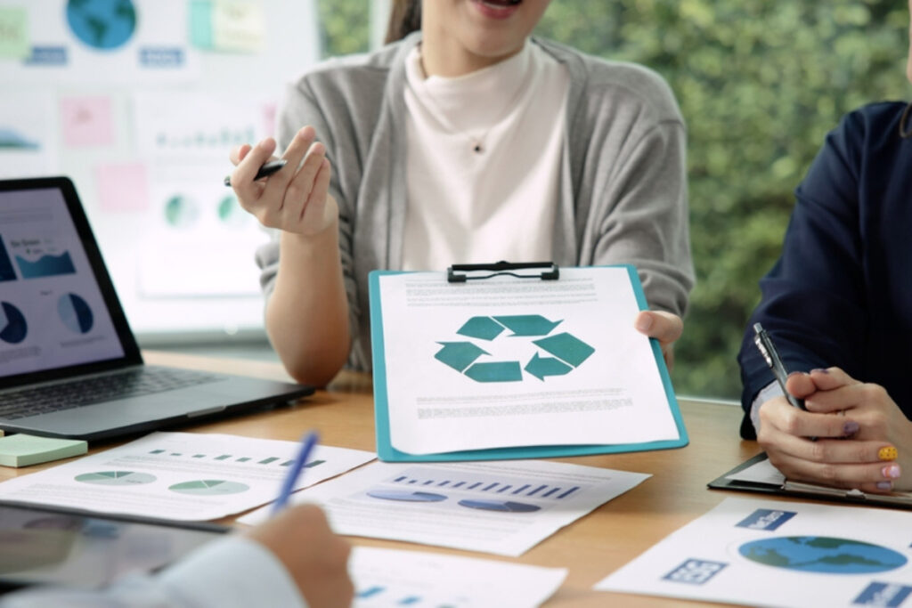 Echipa unei companie care vorbeste despre un program de reciclare