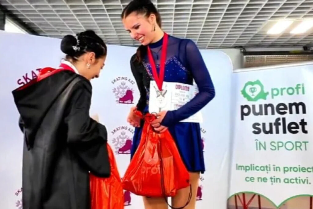 Fata care primeste premiu la Concursul de Patinaj Bucharest Open sustinut de Profi Romania
