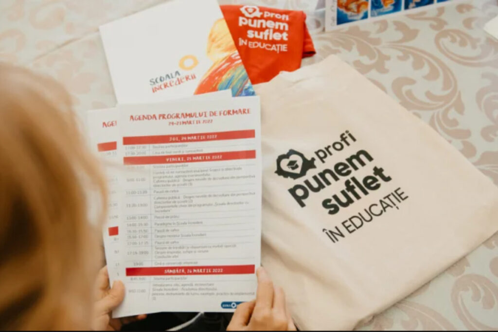 Femeie care analizeaza program Scoala Increderii sustinut de Profi Romania