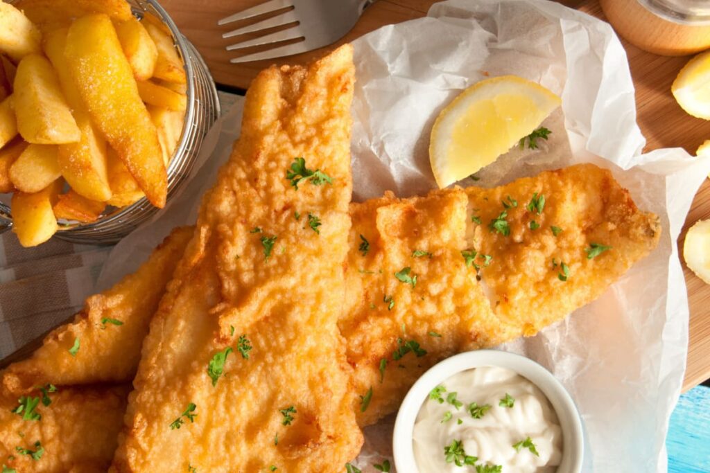Fish and chips pe hartie de copt alaturi de sos