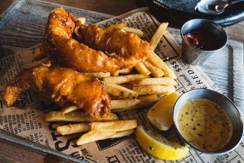 Fish and chips servit pe ziar in pub londonez