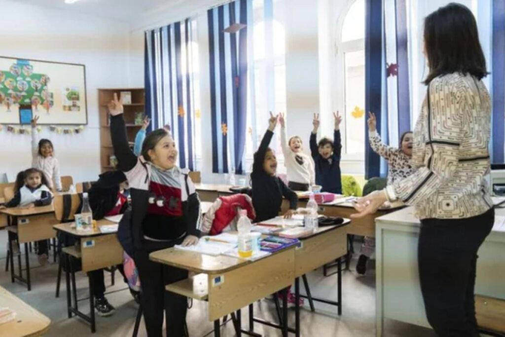 Invatatoare si elevi in sala de clasa intr-un program de educatie sustinut de Profi Romania