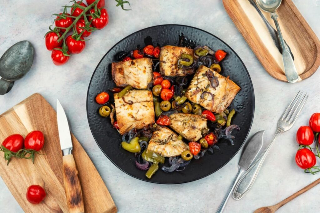 Macrou la cuptor cu legume