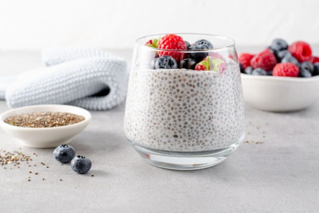 Pahar cu budinca de chia si fructe de padure