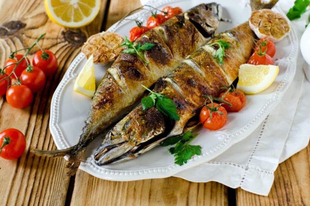 Platou cu macrou si legume la cuptor