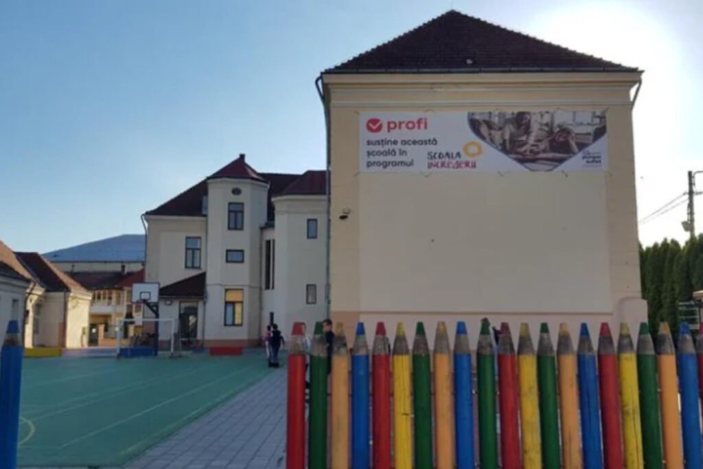Scoala cu banner Profi Romania in cadrul programului Scoala Increderii