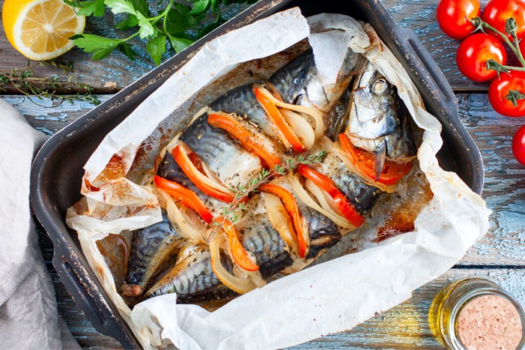 Tava cu macrou la cuptor cu legume