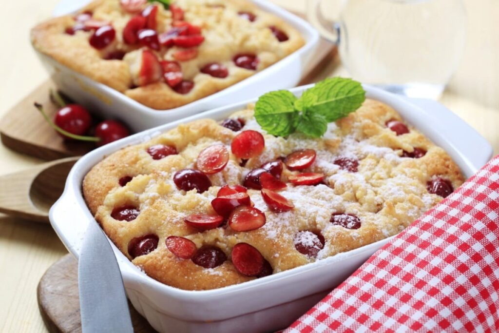 Tavi cu prajitura cu cirese si iaurt