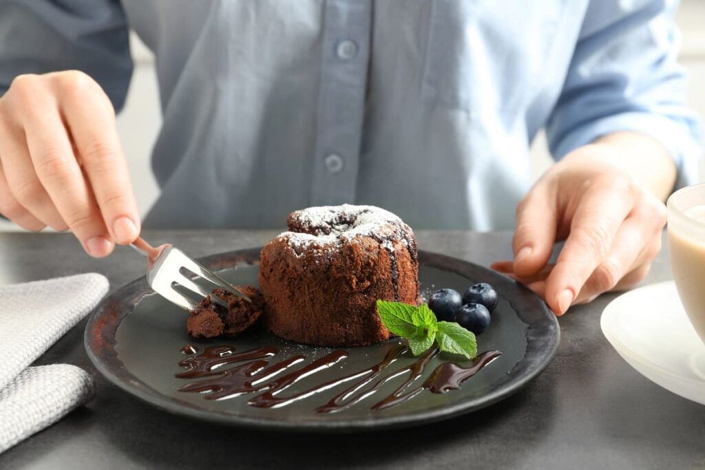 Barbat care serveste prajitura lava cake