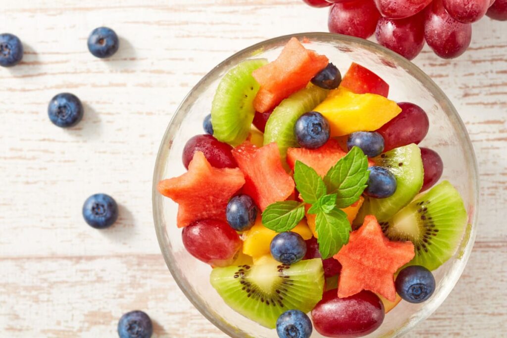 Bol cu salata de fructe clasica servita cu menta