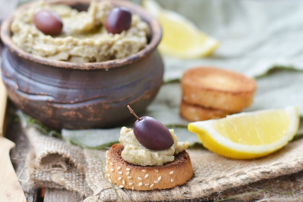 Bol cu salata de vinete si paine cu salata de vinete si maslina