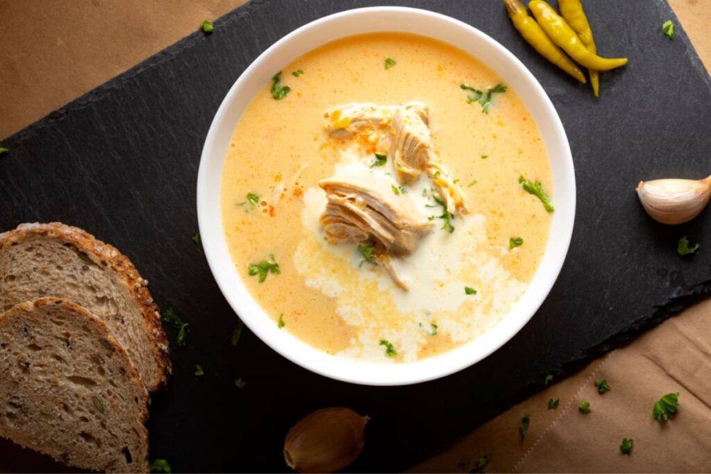 Ciorba radauteana cu pui in bol alb cu paine si ardei iute