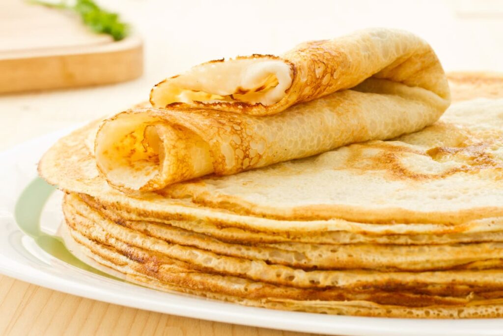 Clatite traditionale suprapuse pe farfurie