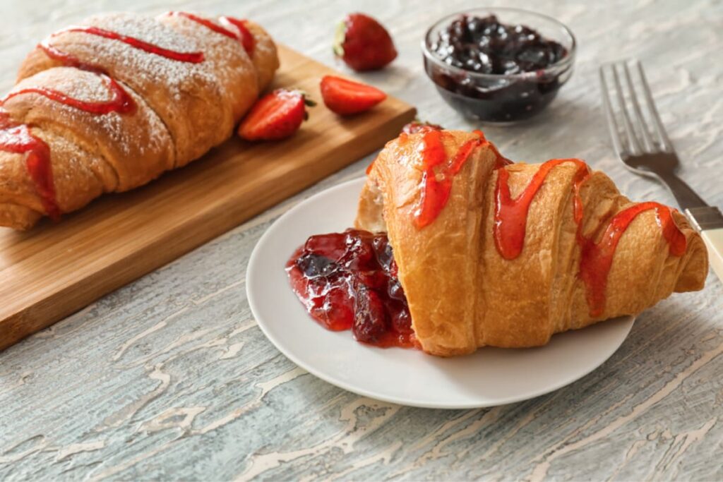 Croissante cu gem pe masa