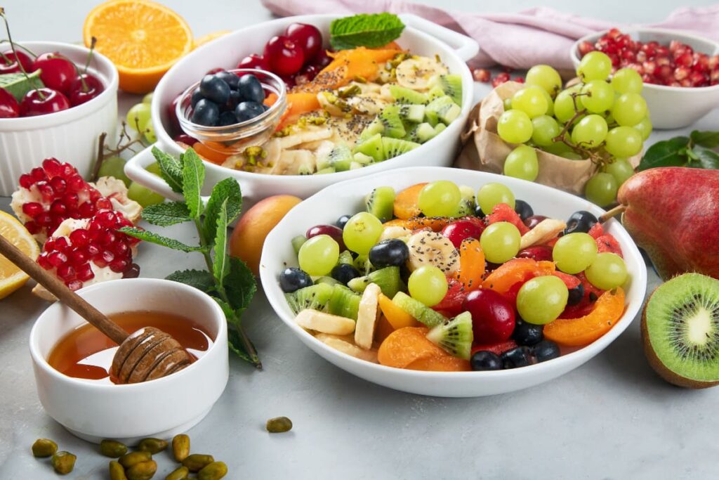 Diferite salate de fructe in boluri albe