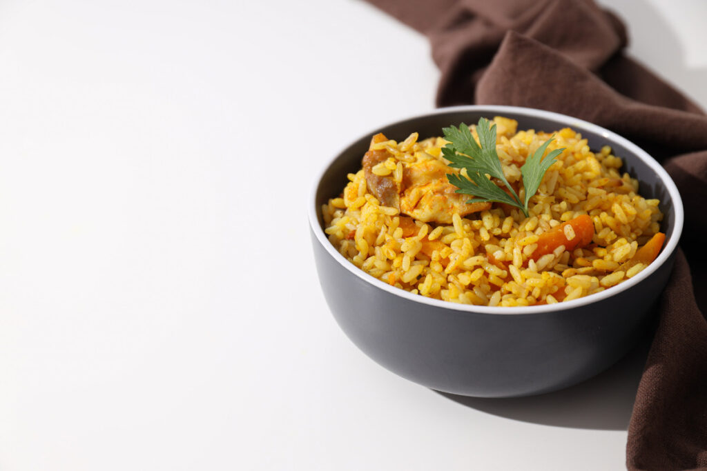 Pilaf cu legume decorat cu patrunjel in castron