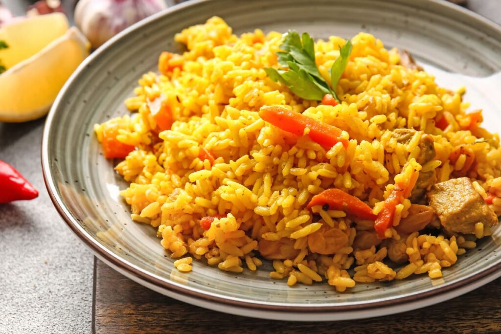 Pilaf cu legume si carne in farfurie