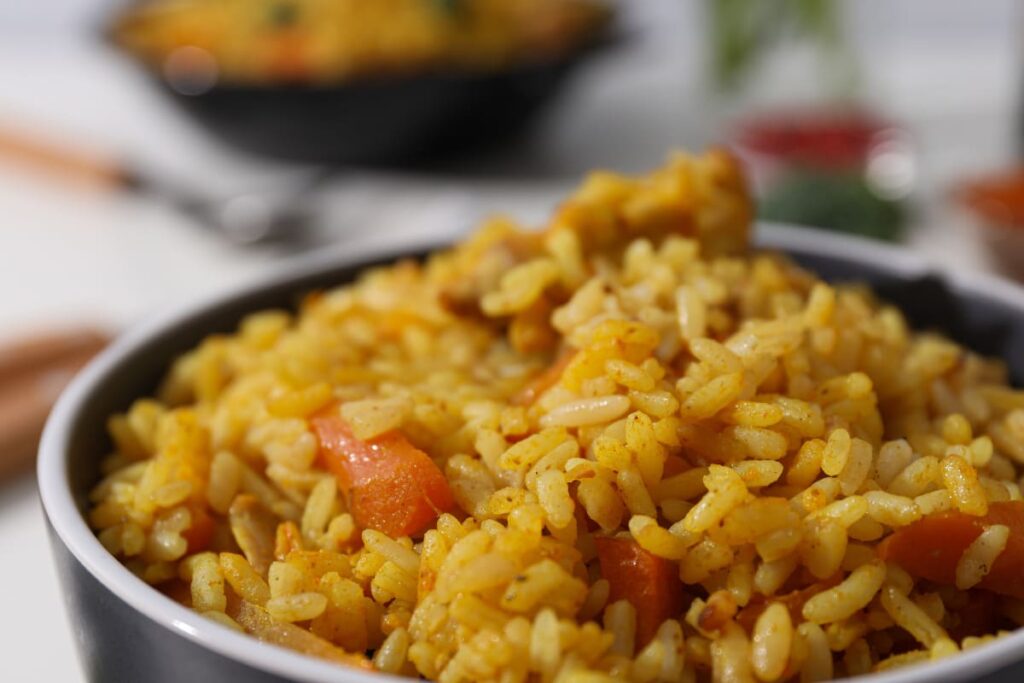 Pilaf de orez cu legume in castron
