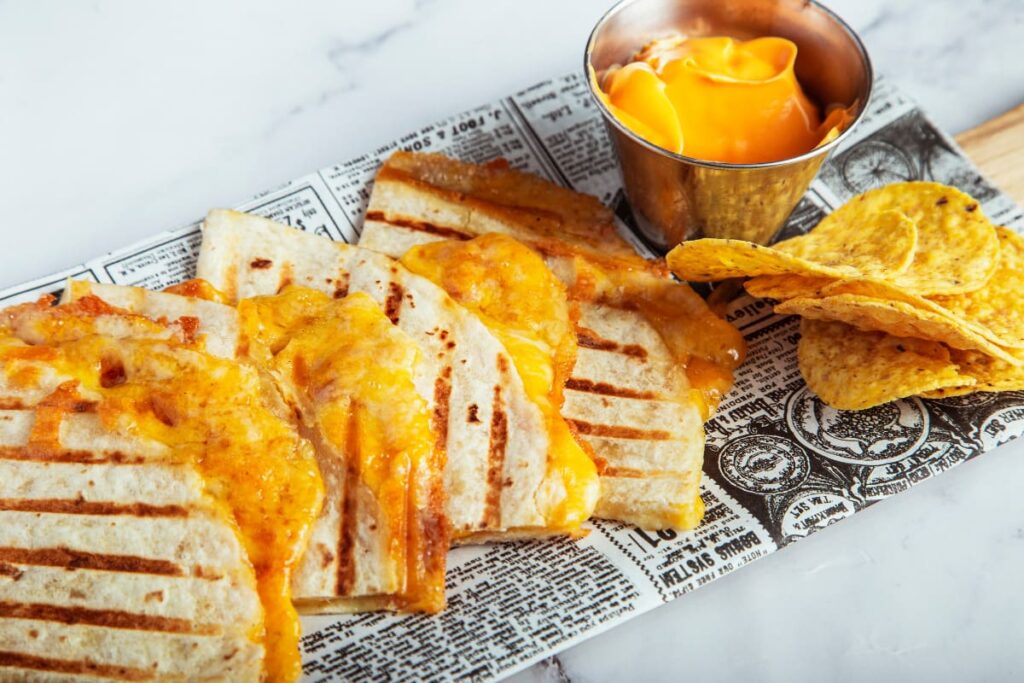 Quesadilla cu branza alaturi de sos de branza